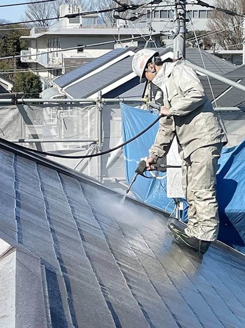 小平市ペイントプラスの小平市T様 施工例:高圧洗浄をする職人