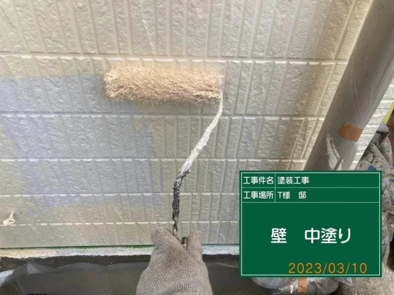 小平市ペイントプラスの小平市T様 施工例:塗装中の外壁