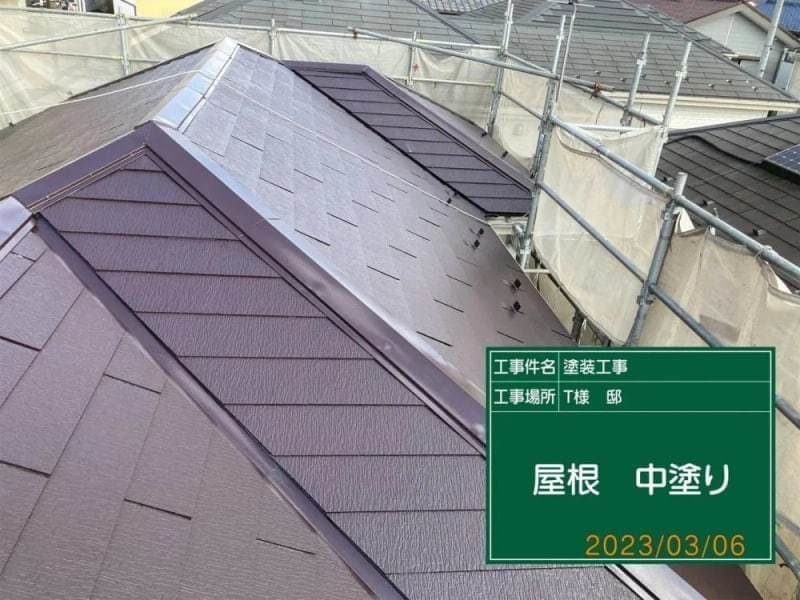 小平市ペイントプラスの小平市T様 施工例:塗装中の屋根