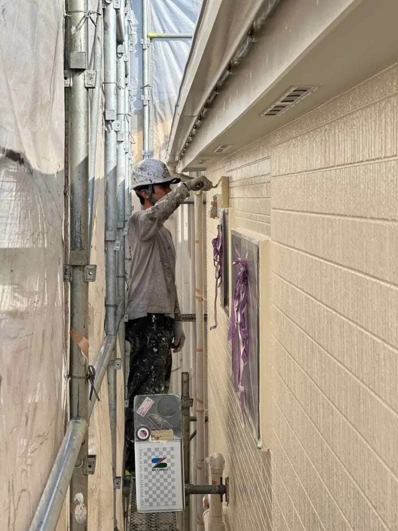 小平市ペイントプラスの小平市T様 施工例:塗装中の外壁