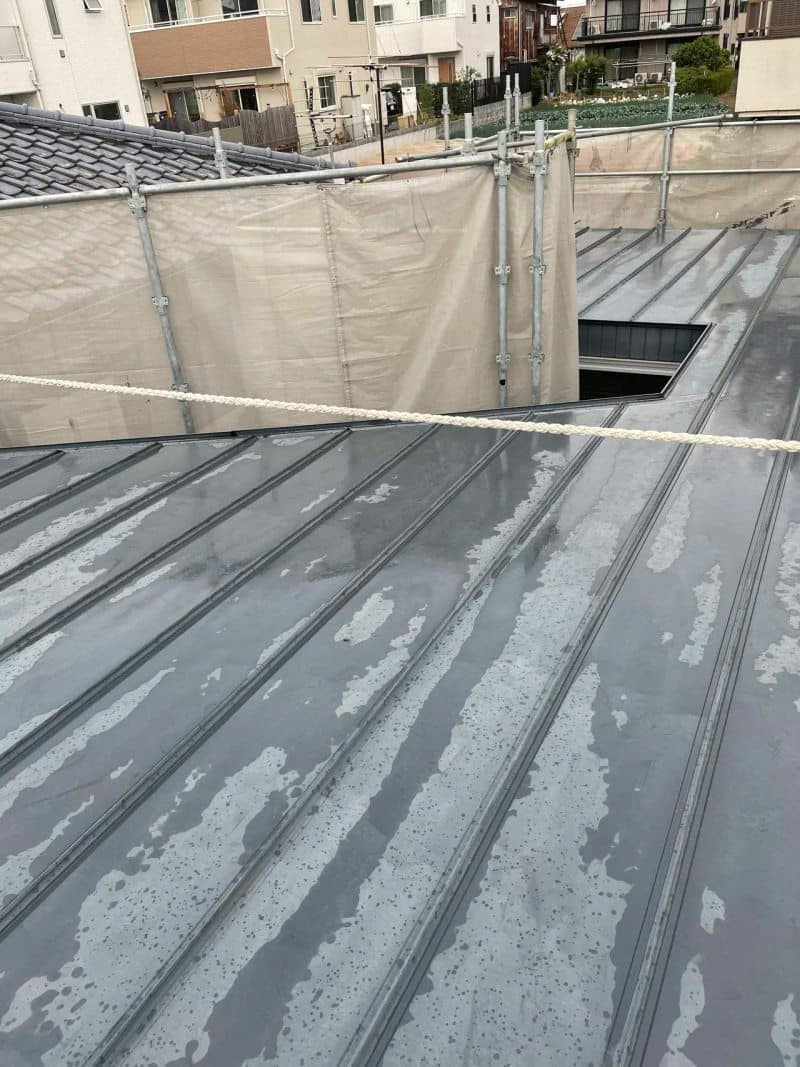屋根外壁塗装 高圧洗浄中の屋根