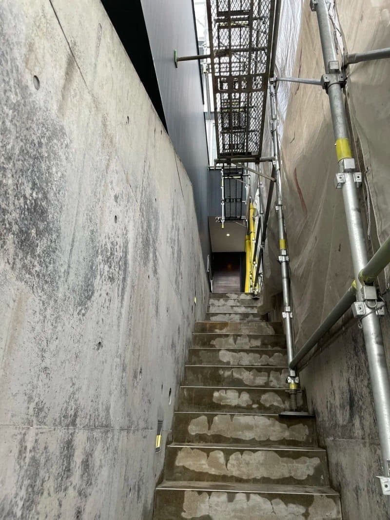 屋根外壁塗装 高圧洗浄中の外壁