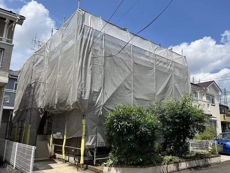 小平市ペイントプラス施工事例:小平市K様 足場を養生シートで覆います