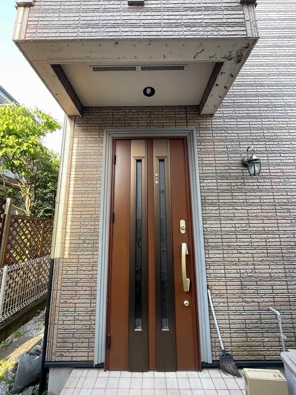 小平市ペイントプラス施工事例:小平市K様 玄関、庇に黒ずみがある