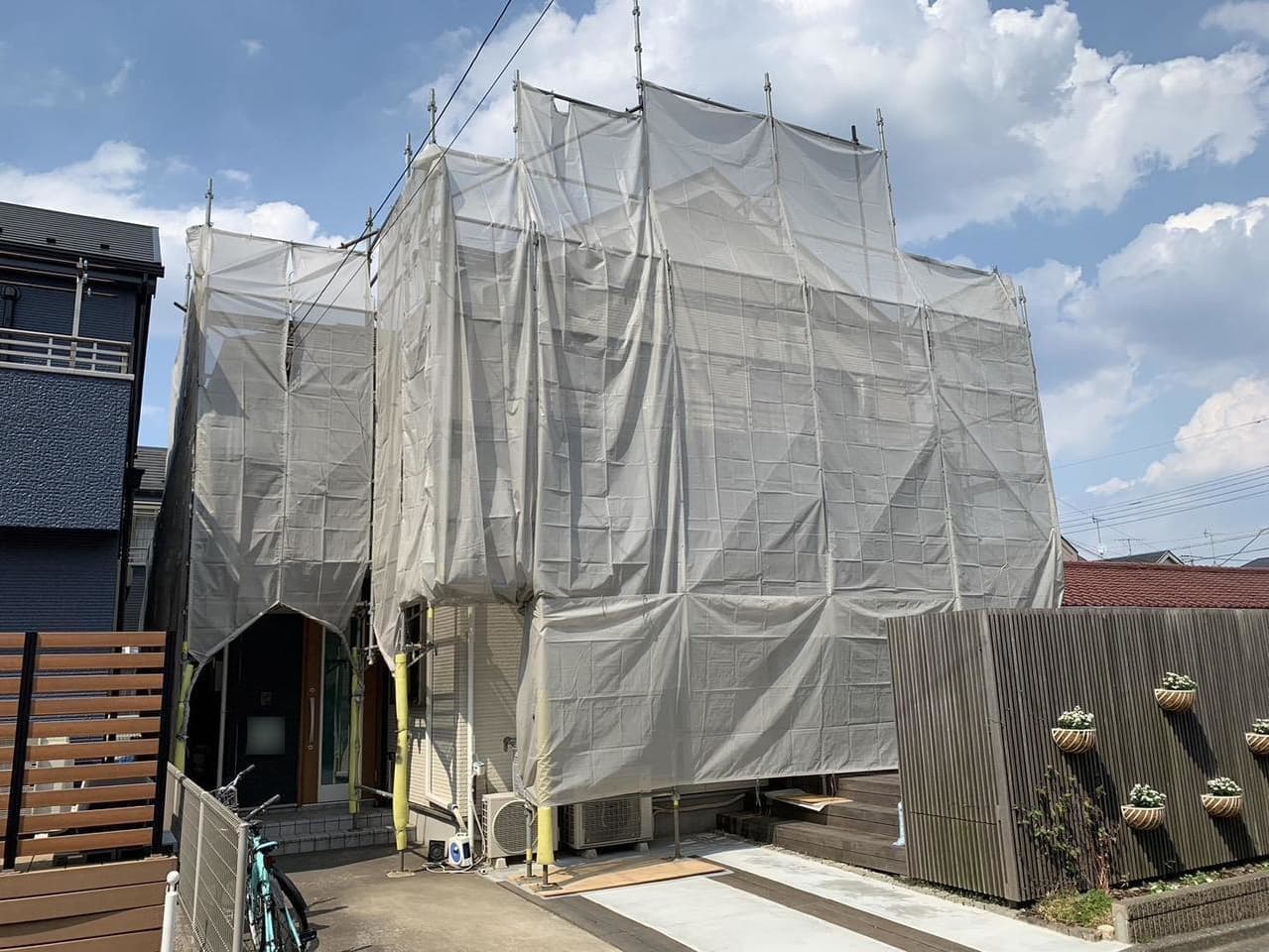 小平市ペイントプラス施工事例:小平市S様 養生シートで覆われた足場