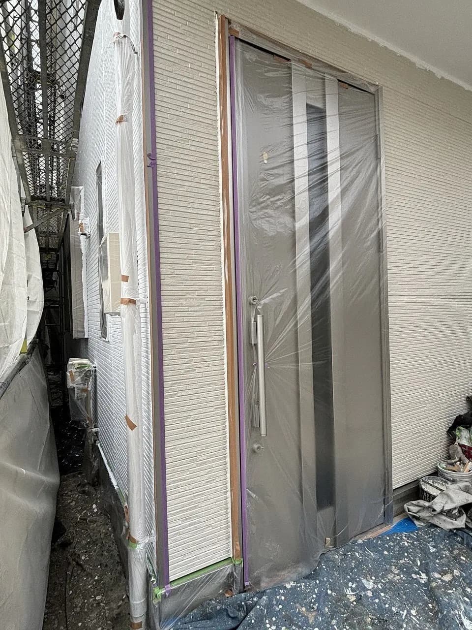 外壁塗装 クラック補修中の外壁