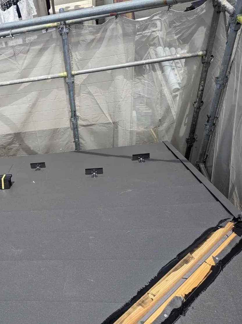 屋根工事 カバー工法中の屋根