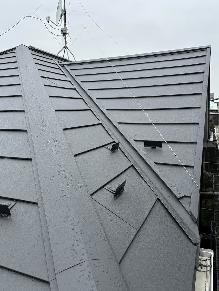 屋根工事 カバー工法中の屋根
