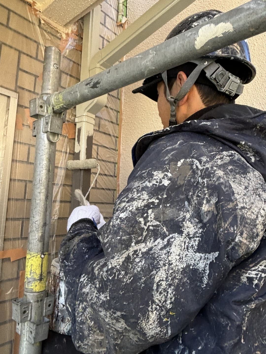 付帯部塗装 塗装中の職人