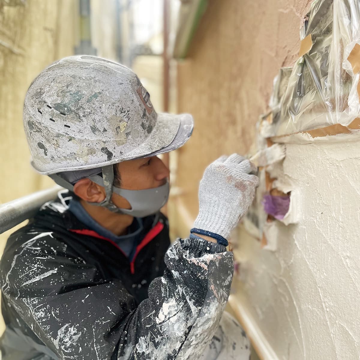 小平市ペイントプラス附帯部塗装職人手塗りの様子