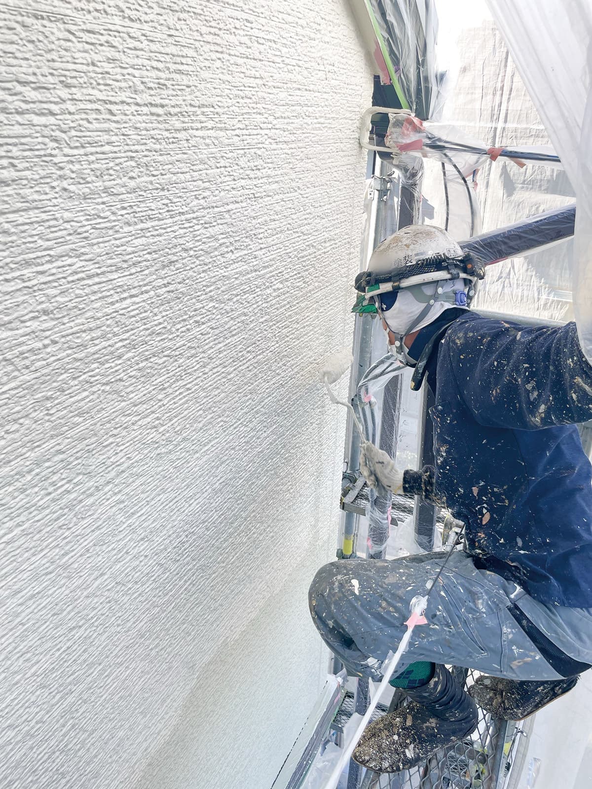 小平市の屋根外壁、雨漏り修理専門ペイントプラス　職人手塗りの様子
