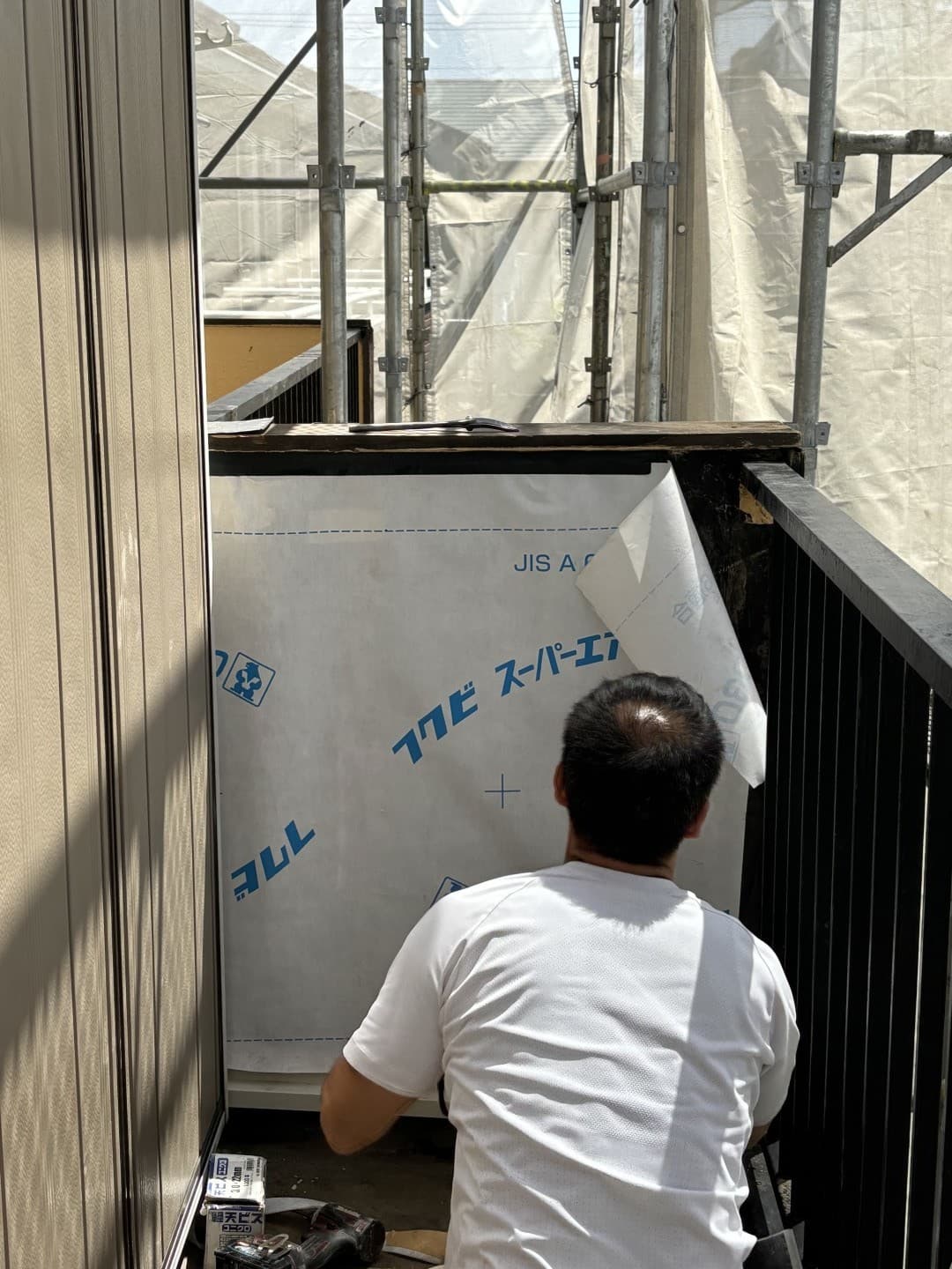 外壁塗装 クラック補修中の外壁