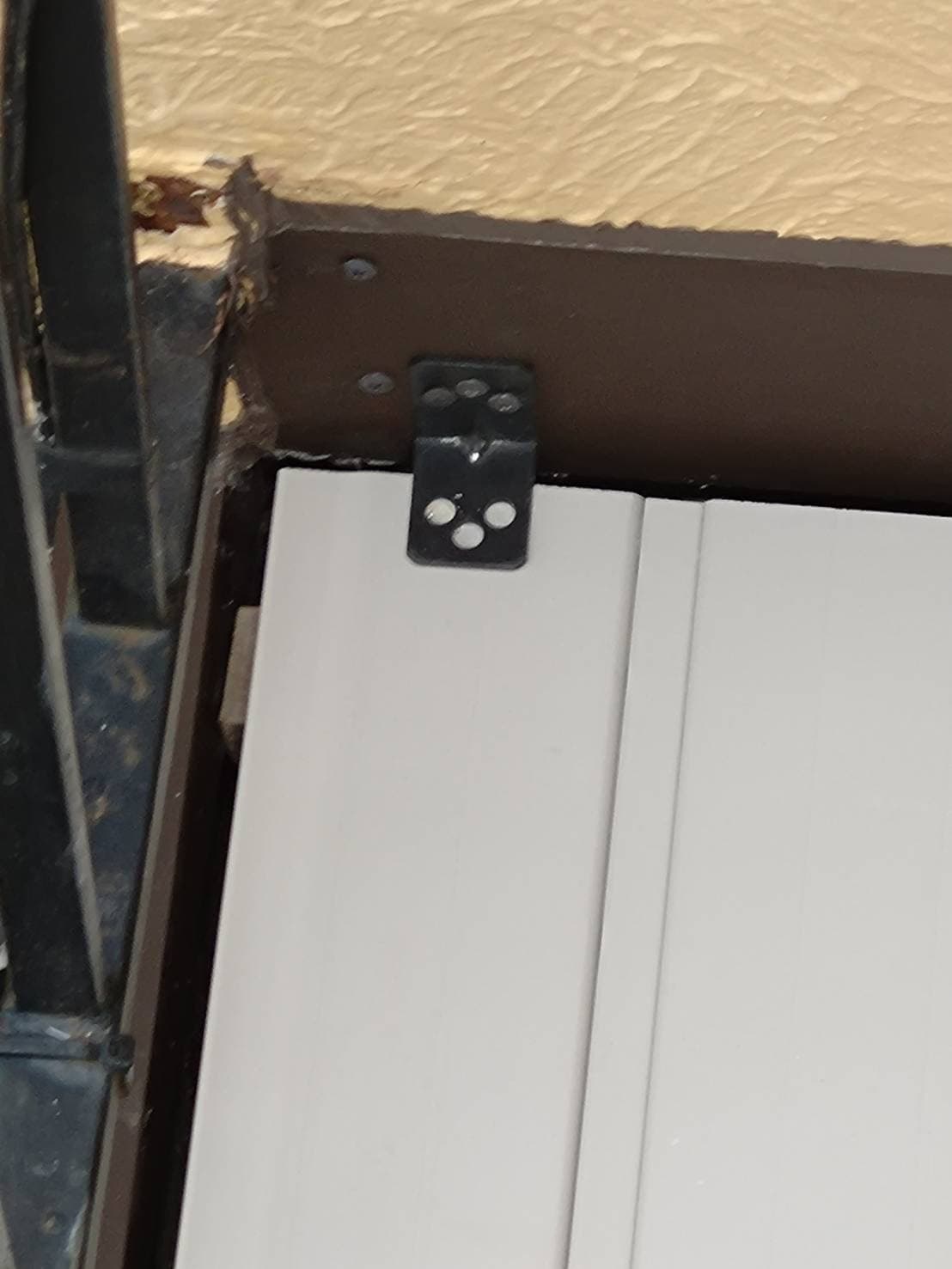 外壁塗装 クラック補修中の外壁