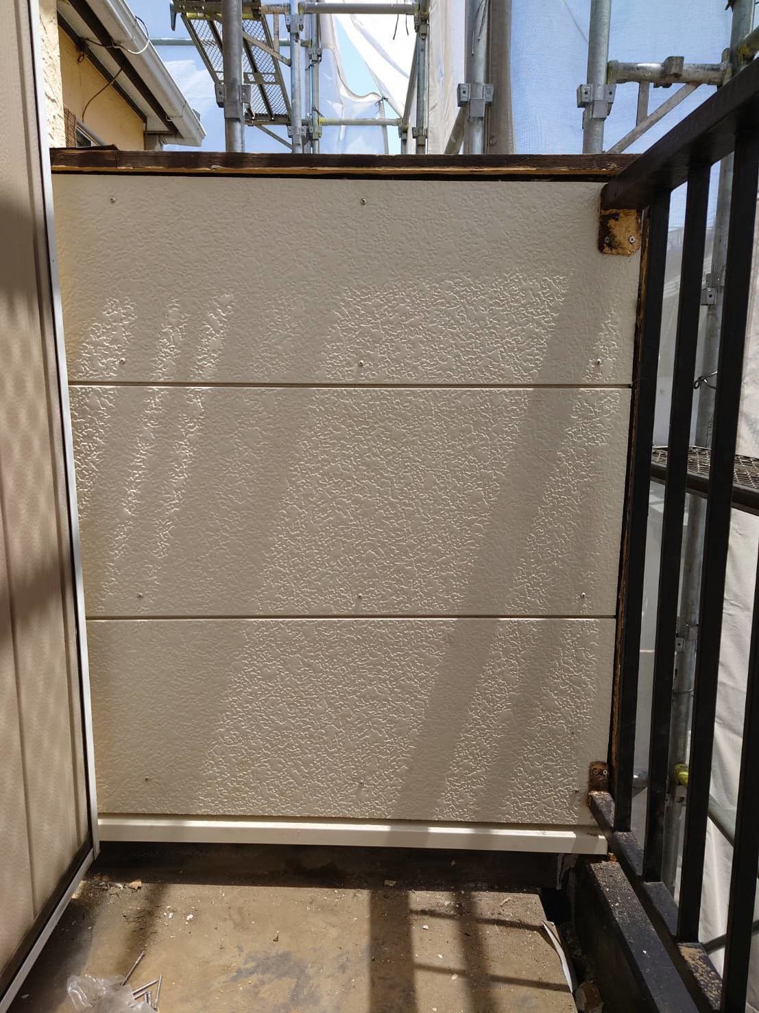 外壁塗装 クラック補修中の外壁